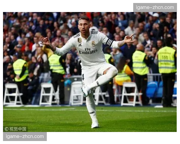 维尼修斯突破造点瞬间遭对方后卫凶狠铲抢，主裁经VAR回看后出示红牌